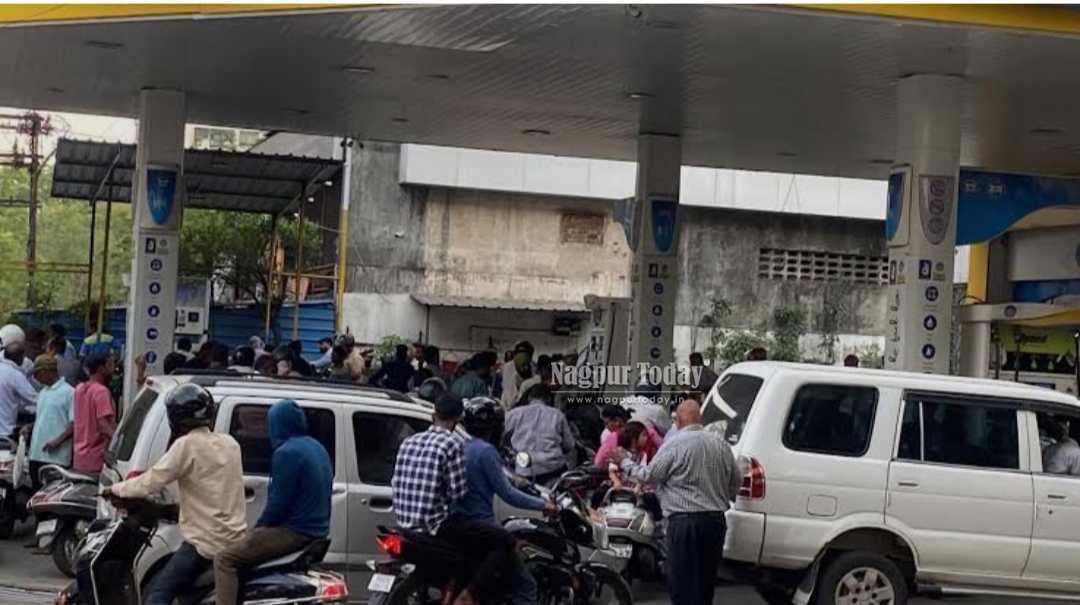नागपुरात अफवांमुळे पेट्रोलसाठी झुंबड; पंपांवर नागरिकांची गर्दी, काही ठिकाणी साठा संपला !