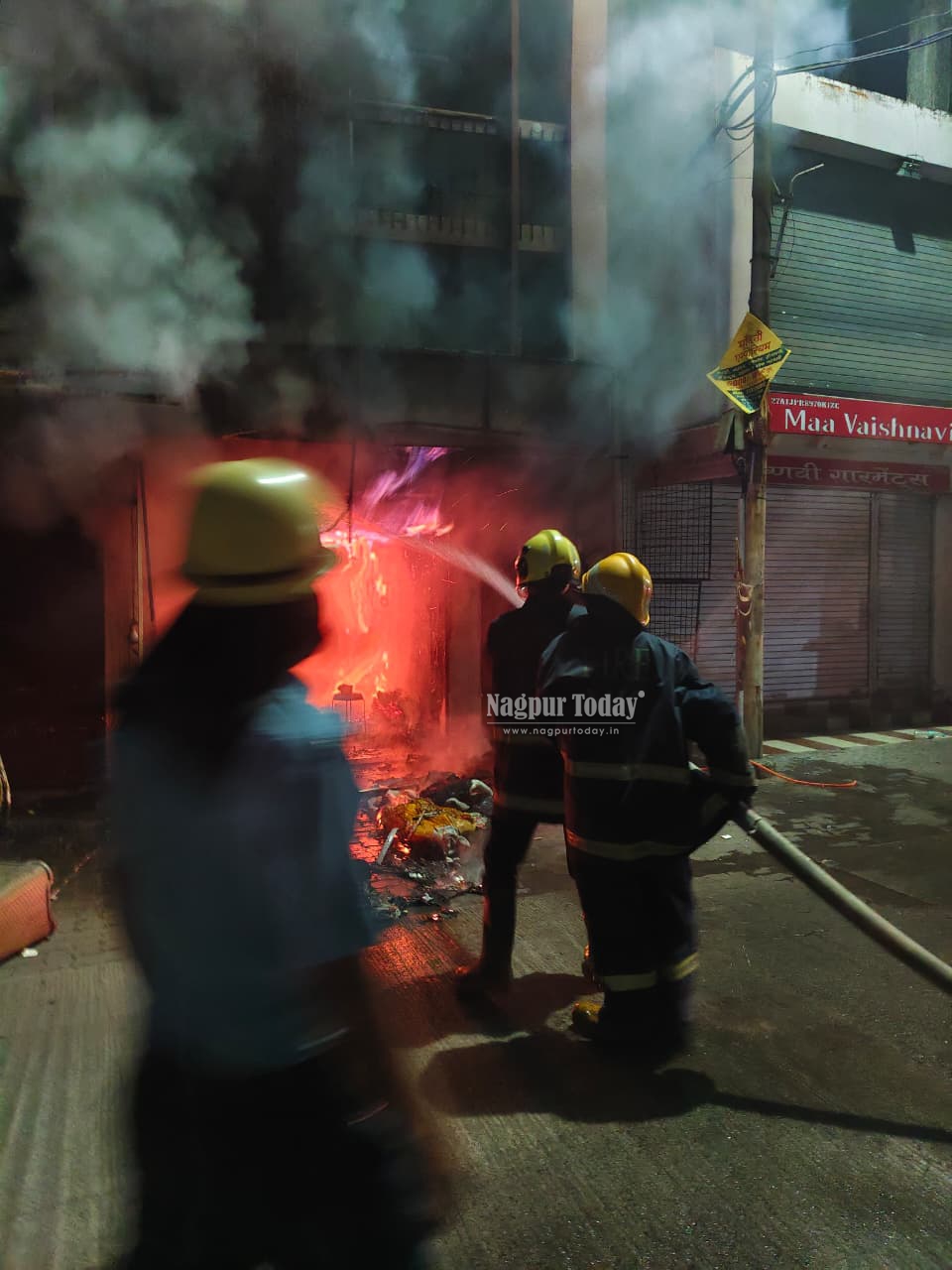नागपुरातील गांधीबागमध्ये रेडीमेड लेडीज गारमेंट दुकानाला भीषण आग; मोठे नुकसान