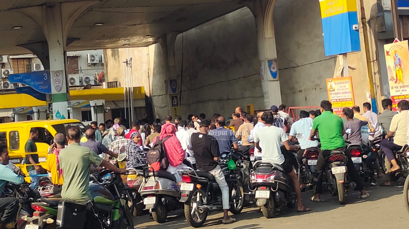 में ‘ तेल ‘ का तांडव , पेट्रोल पंपों पर ‘ हाई वोल्टेज ‘ ड्रामा