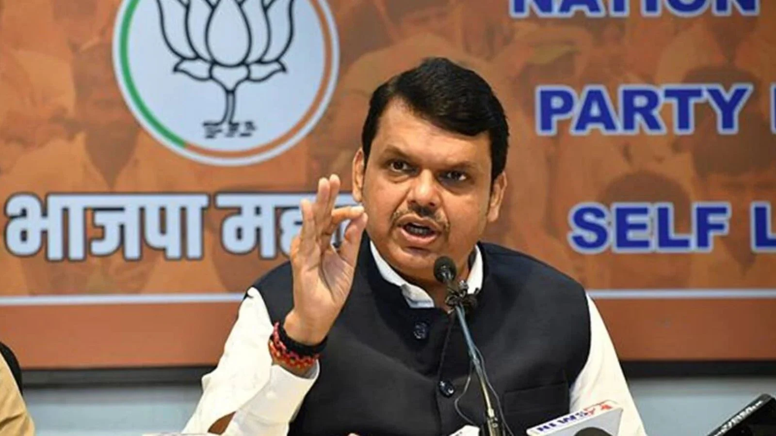Fadnavis sends Satara SP on leave amid police misconduct row