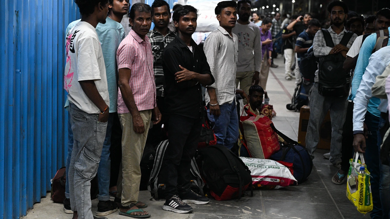 As LPG supply takes a hit, a quiet return of migrant workers begins in Mumbai | Mumbai News