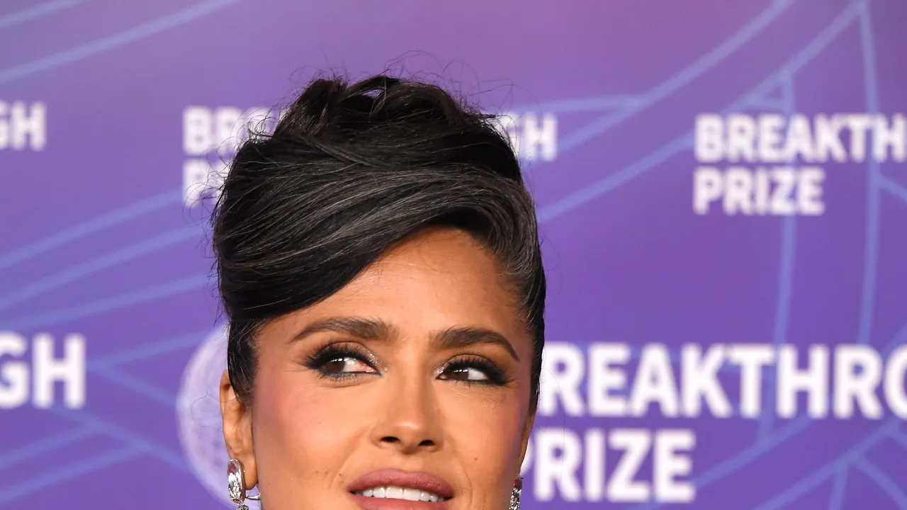 French Blending Is the Low-Maintenance Answer to Embracing Your Gray Hair