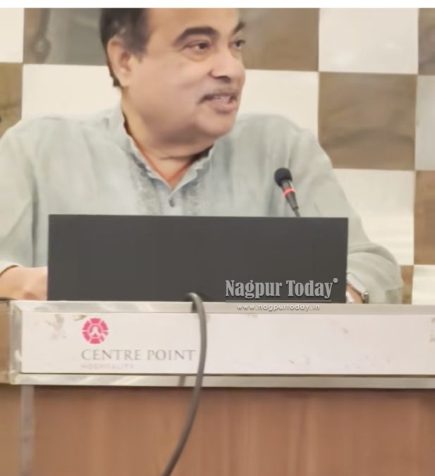 गडकरींनी स्वत:च्या पक्षातील नगरसेवकाला काढले मुर्खात!