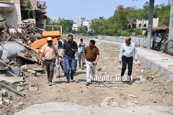 आयुक्तांनी केली नाग नदीच्या स्वच्छता कामाची प्रत्यक्ष पाहणी