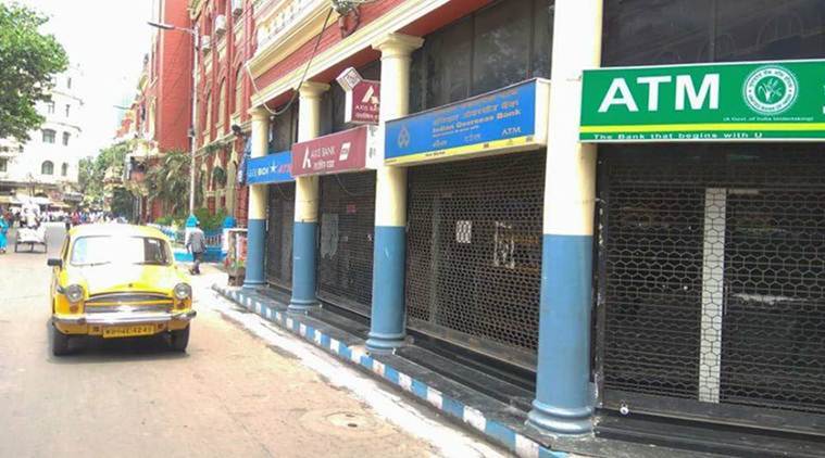 ATM dispenses 5 times extra cash in Maharashtra; people rush to withdraw money | Nagpur News