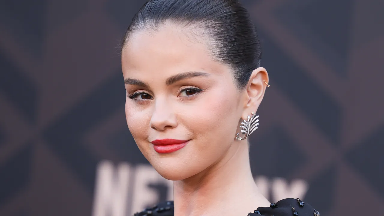 Selena Gomez Co-Signs the Return of This Vintage Dress Detail