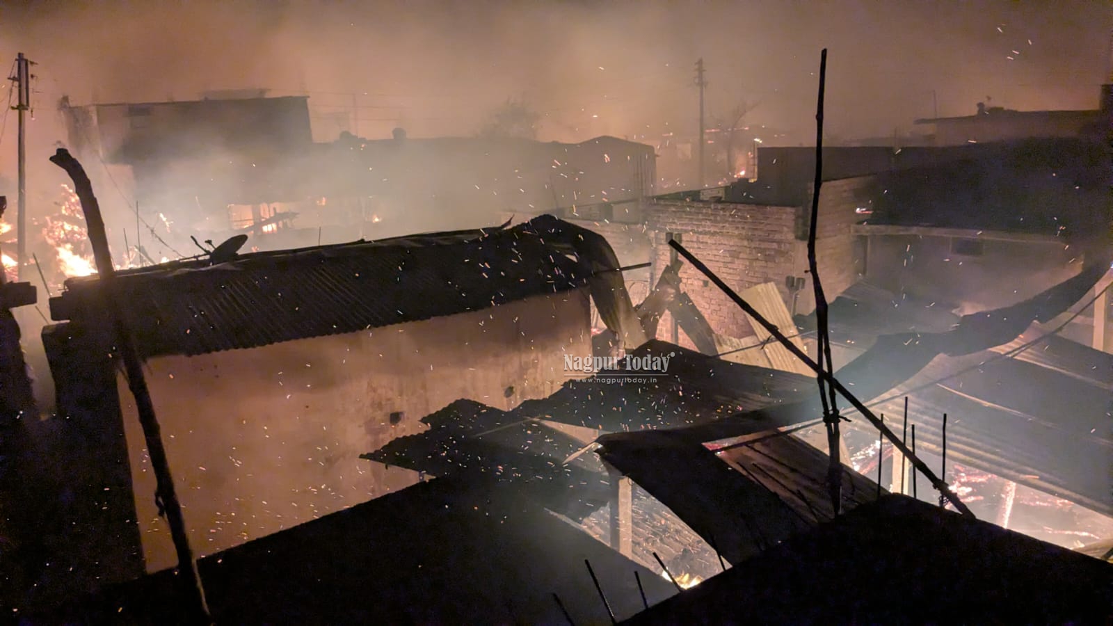 धामनगांव में भीषण आग, आधा गांव जलकर खाक; पशुओं की मौत
