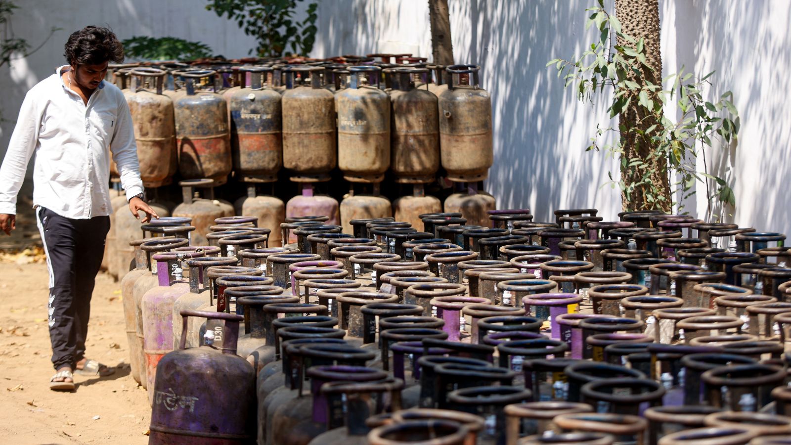 ‘A new shock every day,’: Commercial LPG price hike spells double whammy for eateries reeling under cylinder shortage | Mumbai News