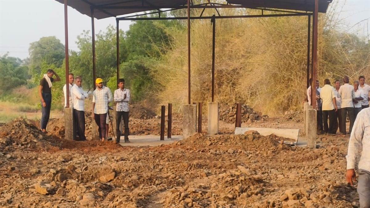 जनसेवा की अनूठी मिसाल: 70 ट्रैक्टर, दो बुलडोजर और 150 परिवारों की पहल से बदलेगी मुक्तिधाम की तस्वीर