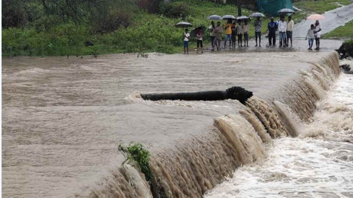 रतलाम में रिमझिम-तेज वर्षा से मौसम हुआ सुहाना, रपट पर आया पानी, कई क्षेत्रों में जलजमाव, तापमान में गिरावट