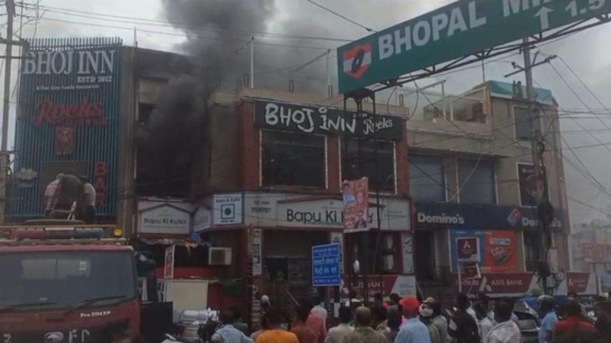 भोपाल के रेस्टोरेंट में भीषण आग: किचन से शुरू हुई लपटें दो मंजिल तक पहुंचीं, दीवार तोड़कर अंदर घुसे दमकलकर्मी