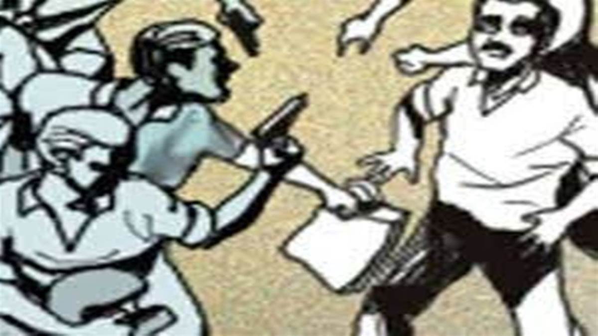 धार में हथियारबंद बदमाशों ने बुजुर्ग दंपती के परिवार को बंधक बनाकर लाखों की लूट, फायरिंग और पथराव कर फैलाई दहशत