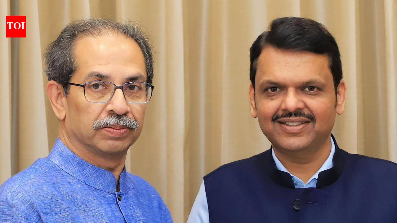 CM Devendra Fadnavis and Uddhav Thackeray share Mumbai-Nagpur flight | Mumbai News