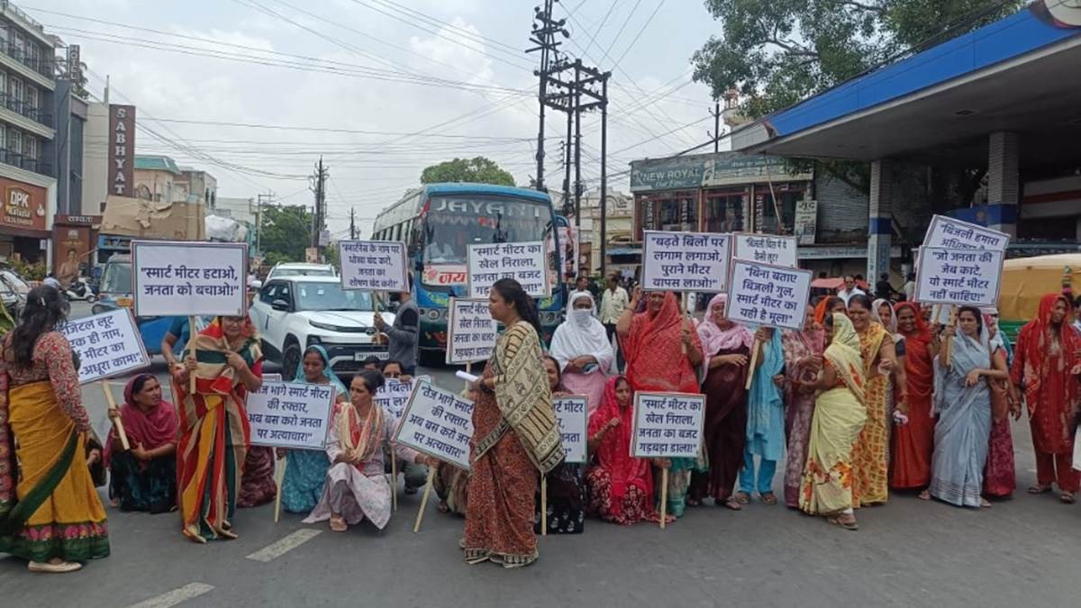 ‘बुलेट ट्रेन की तरह भाग रहा स्मार्ट मीटर, 8 से 10 गुना बढ़ा बिजली बिल’; मंदसौर में लोग सड़कों पर उतरे