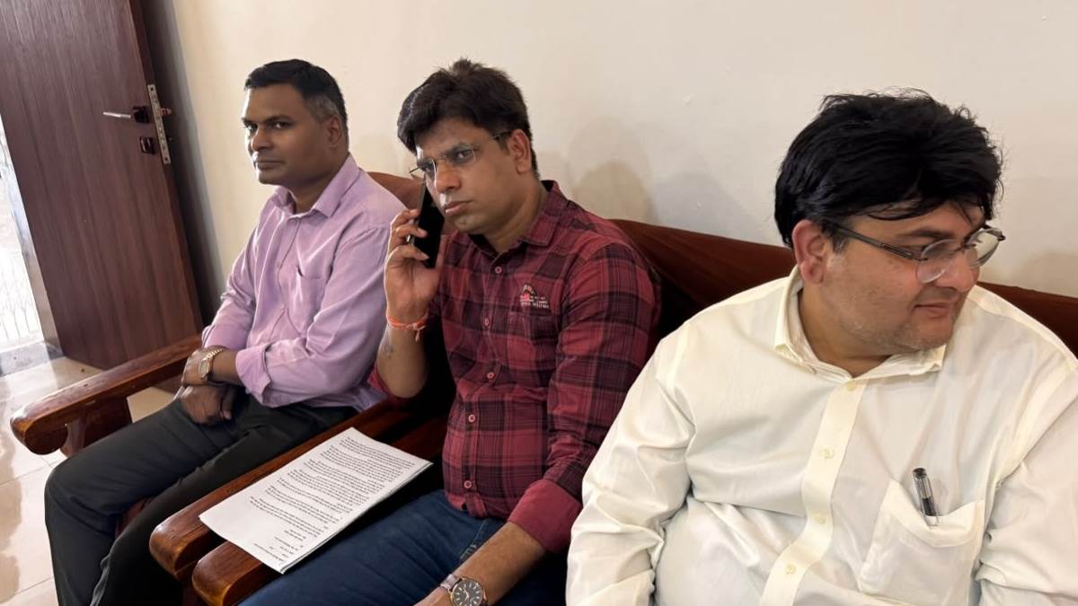 सर, आइये केबिन में चलकर देखते हैं, मैंने इतना कहा और वो मुझे पीटने लगे, राजगढ़ में भाजपा के तीन नेताओं पर डॉक्‍टर से मारपीट का आरोप