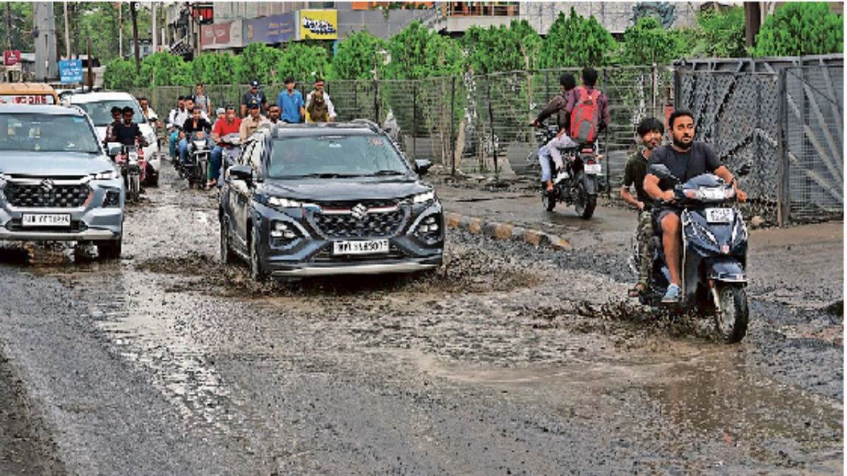 फ्लाईओवर अधूरे, सर्विस रोड छलनी, इस वर्ष भी बारिश में गड्ढों के हवाले इंदौर, तीन साल से जनता भुगत रही है एजेंसियों की सुस्ती