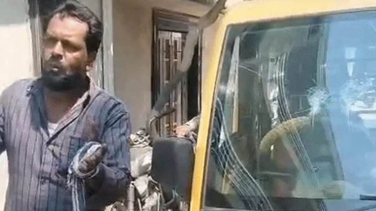 भोपाल में बच्चों से भरी स्कूल वैन पर पत्थर से हमला, रास्ता रोककर चालक पर बरसाए चाकू