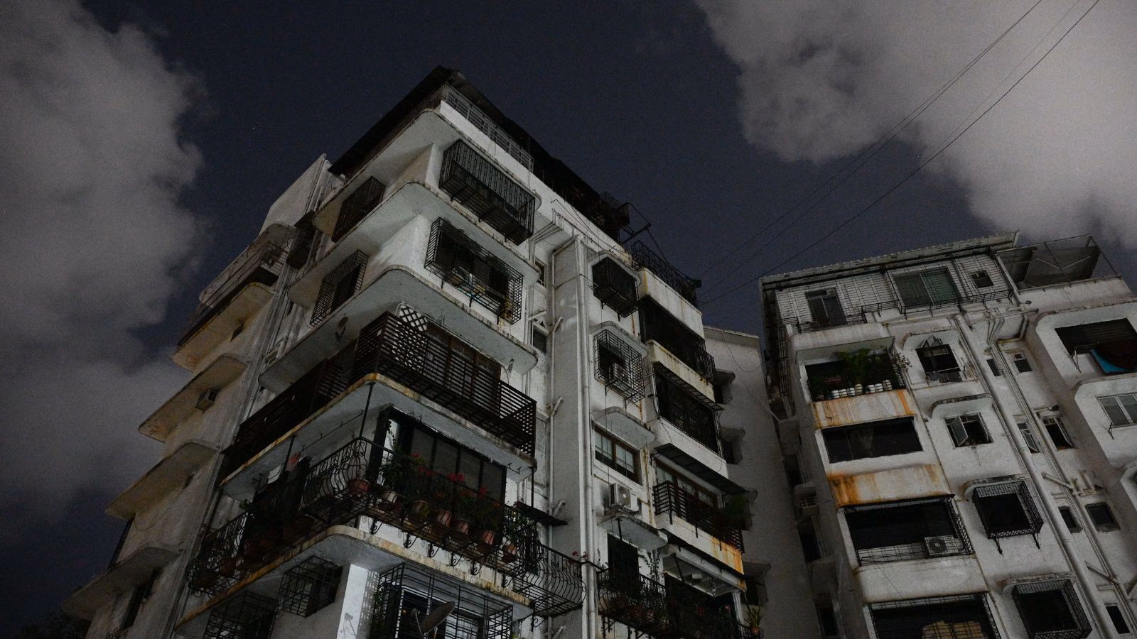 Four senior citizens among eight rescued after fire erupts in a Juhu high-rise | Mumbai News