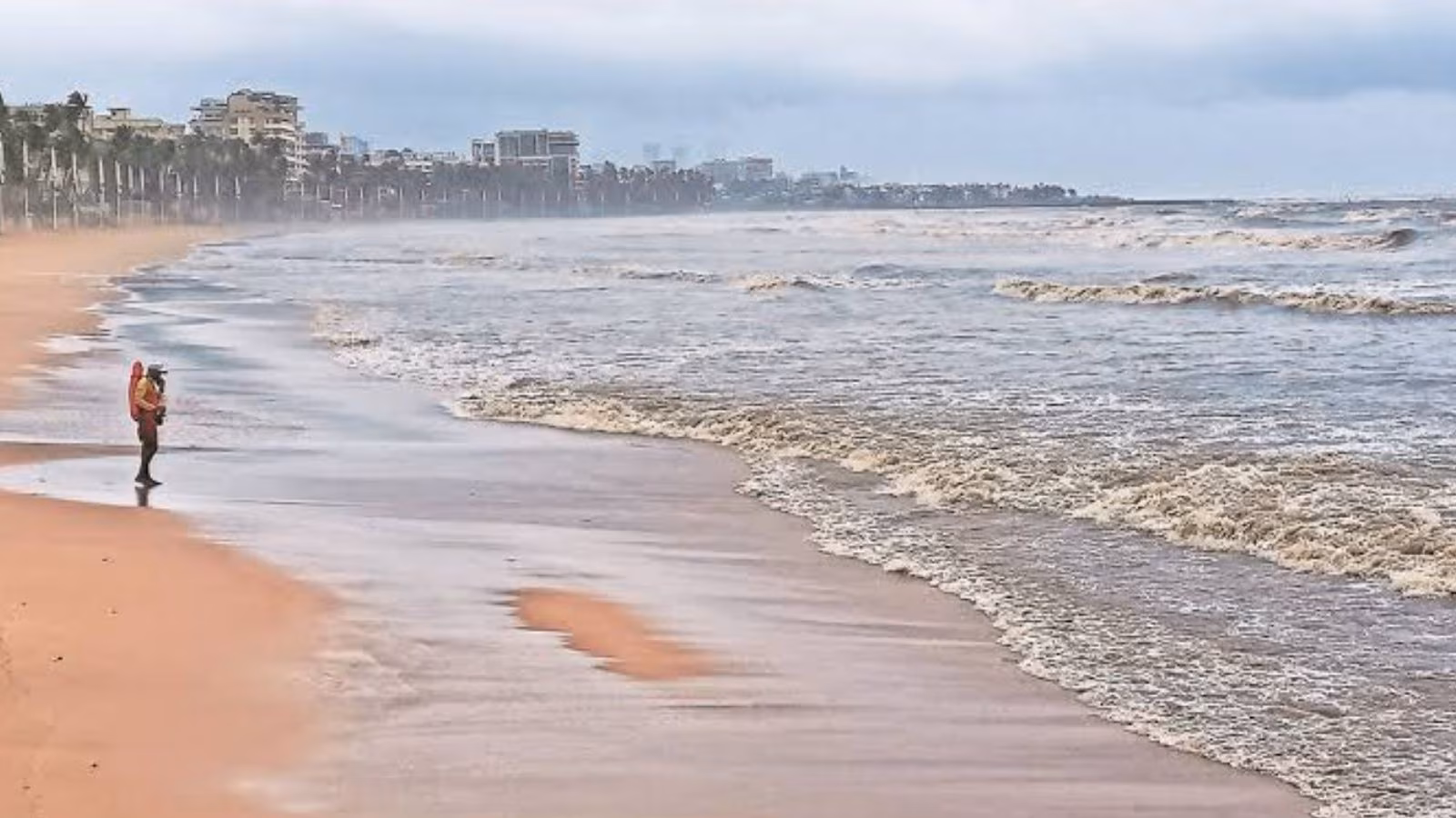 Came to spend vacation, teen dies after drowning at Juhu beach  | Mumbai News