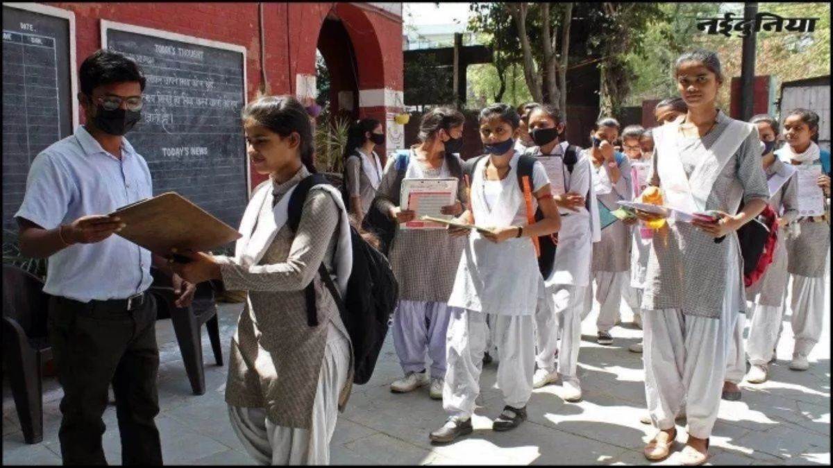 भोपाल के सांदीपनि विद्यालयों से नाम कटवा रहे छात्र; क्योंकि स्कूलों में न अंग्रेजी की किताबें पहुंचीं, न प्राथमिक शिक्षक