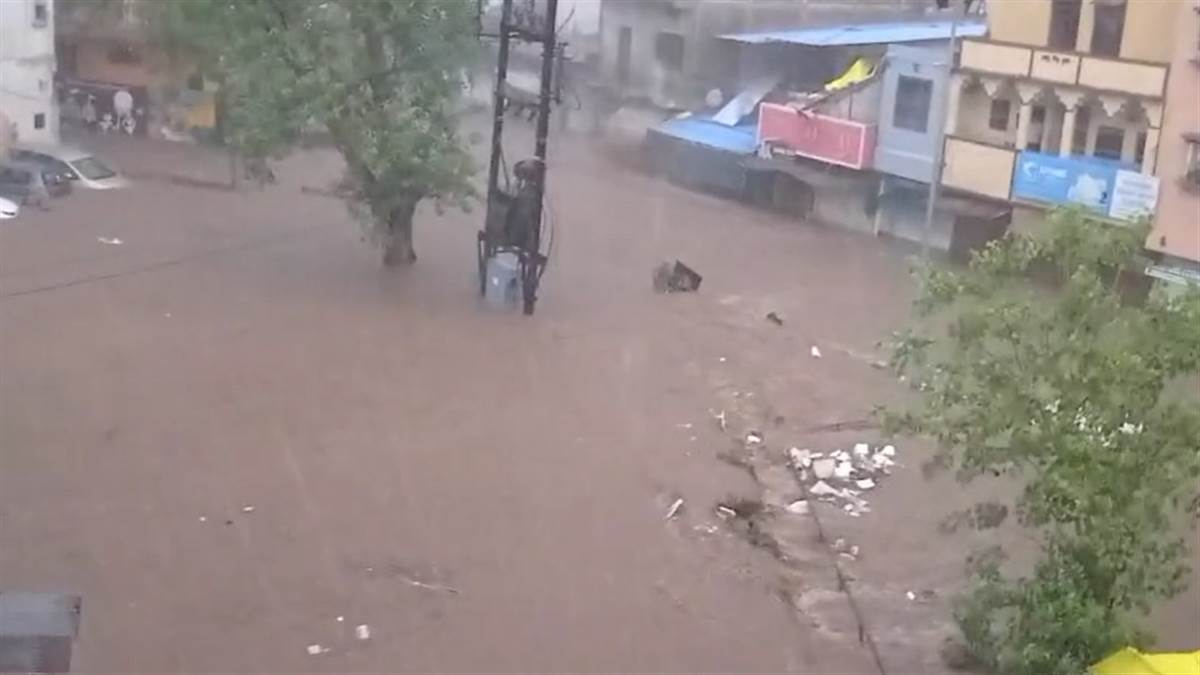 तेज बारिश के कारण सेंधवा के दो मुख्य नालों में बाढ़ की स्थिति, कई घरों में घुसा पानी