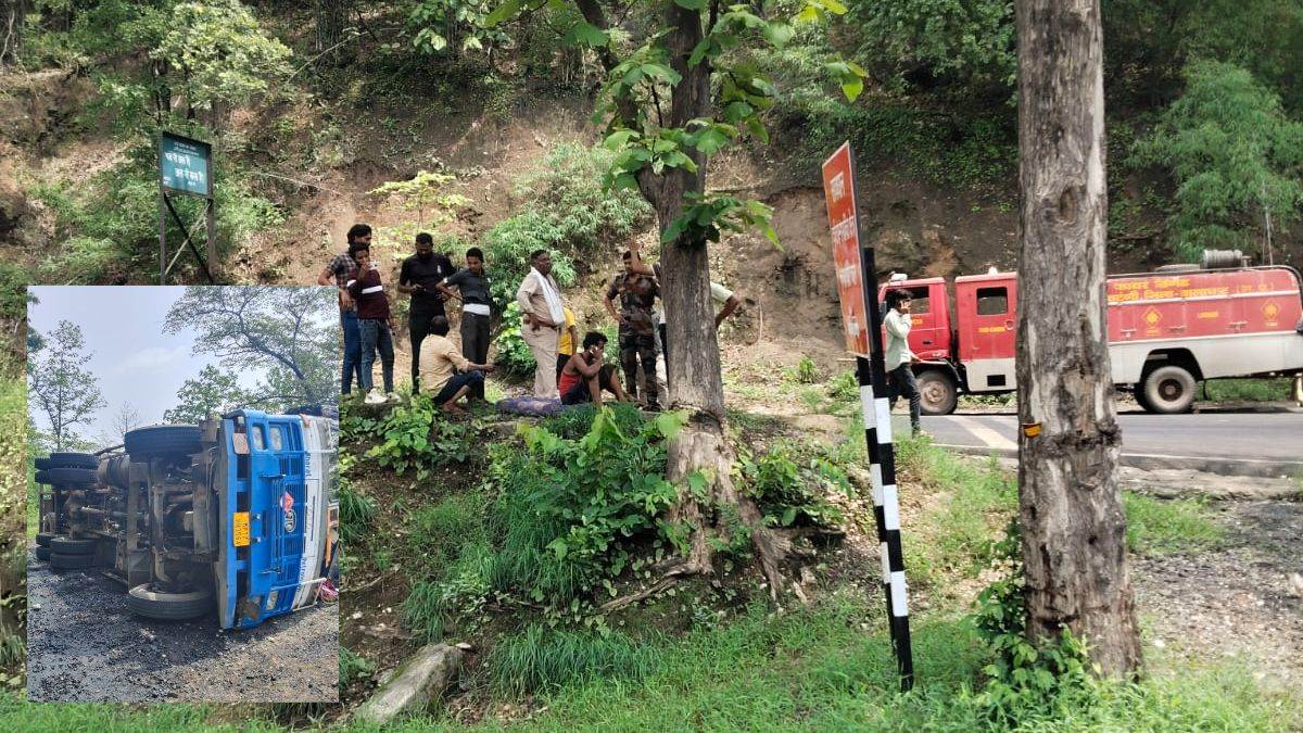 बालाघाट में डीजल से भरा टैंकर पलटा, कुप्पी, डिब्बे और बाल्टियां लेकर पहुंचे ग्रामीण, ड्रायवर समेत दो घायल