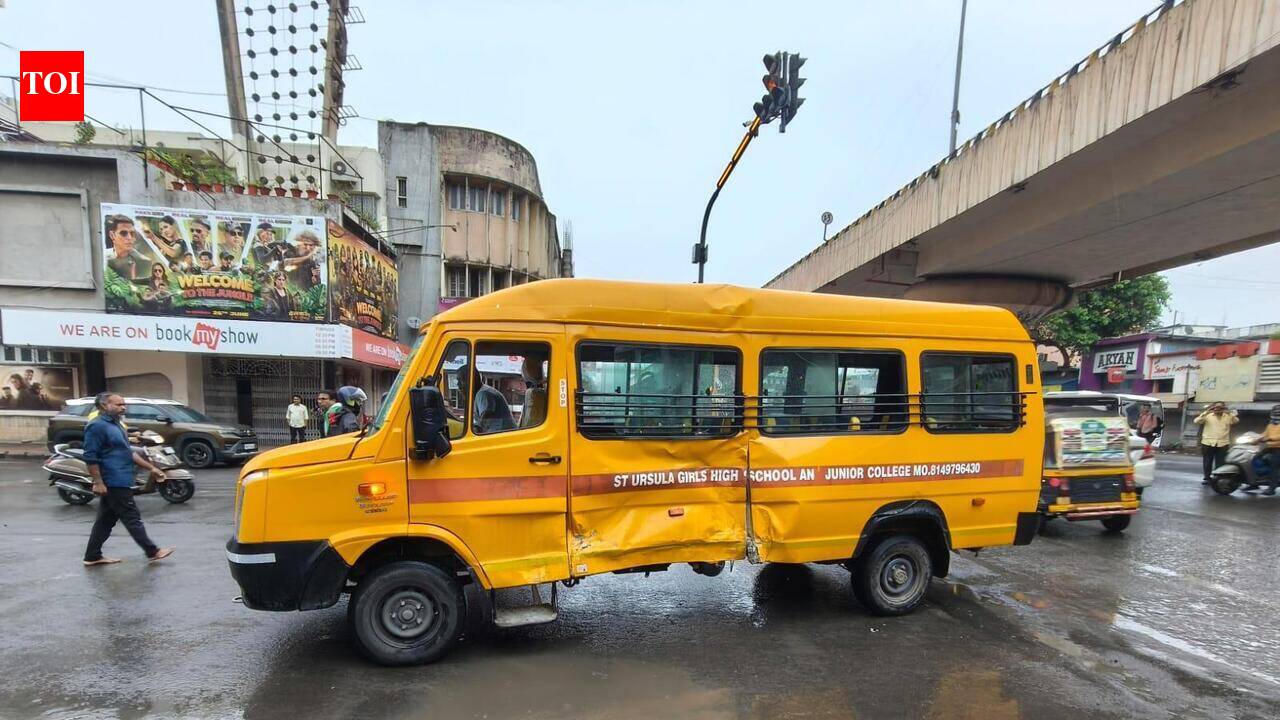 Aapli Bus collides with bus, 4 coaching class students injured | Nagpur News