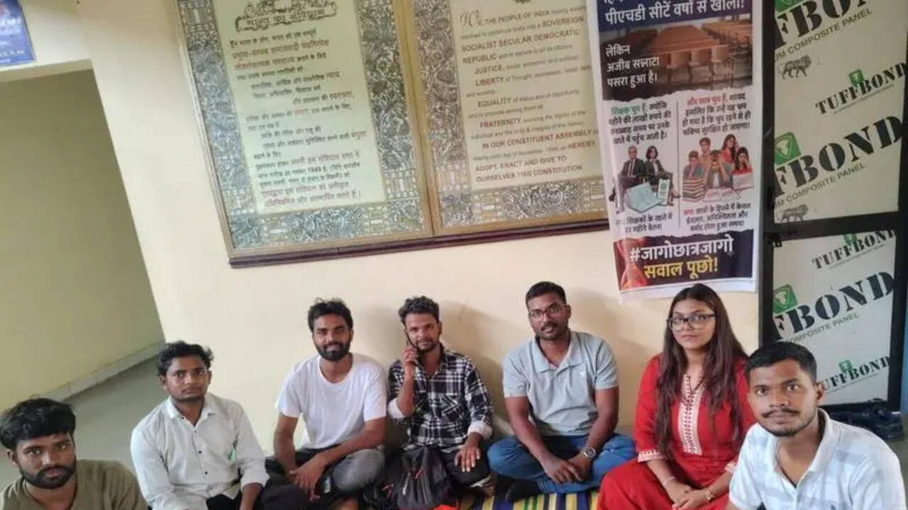 Academic demands spark indefinite stir at MGIHU | Nagpur News