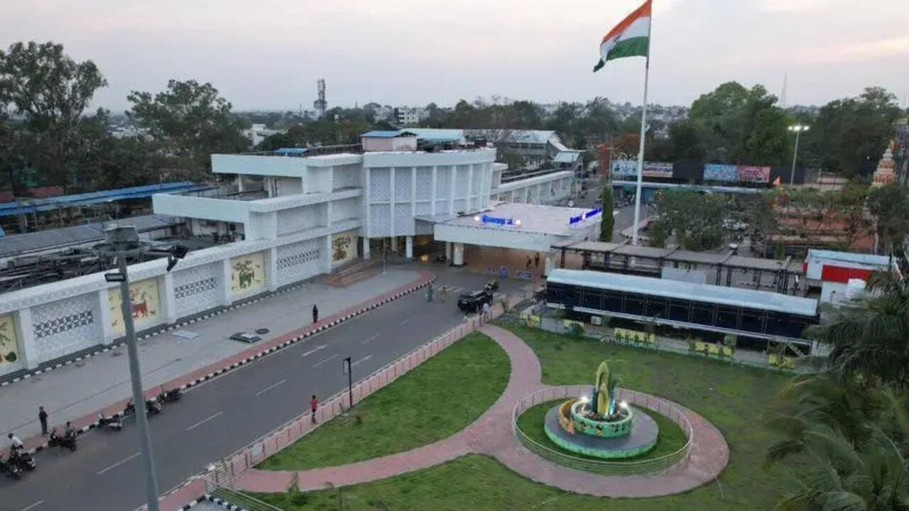 Upgraded Chhindwara Stn Showcases MP’s Tribal Art | Nagpur News