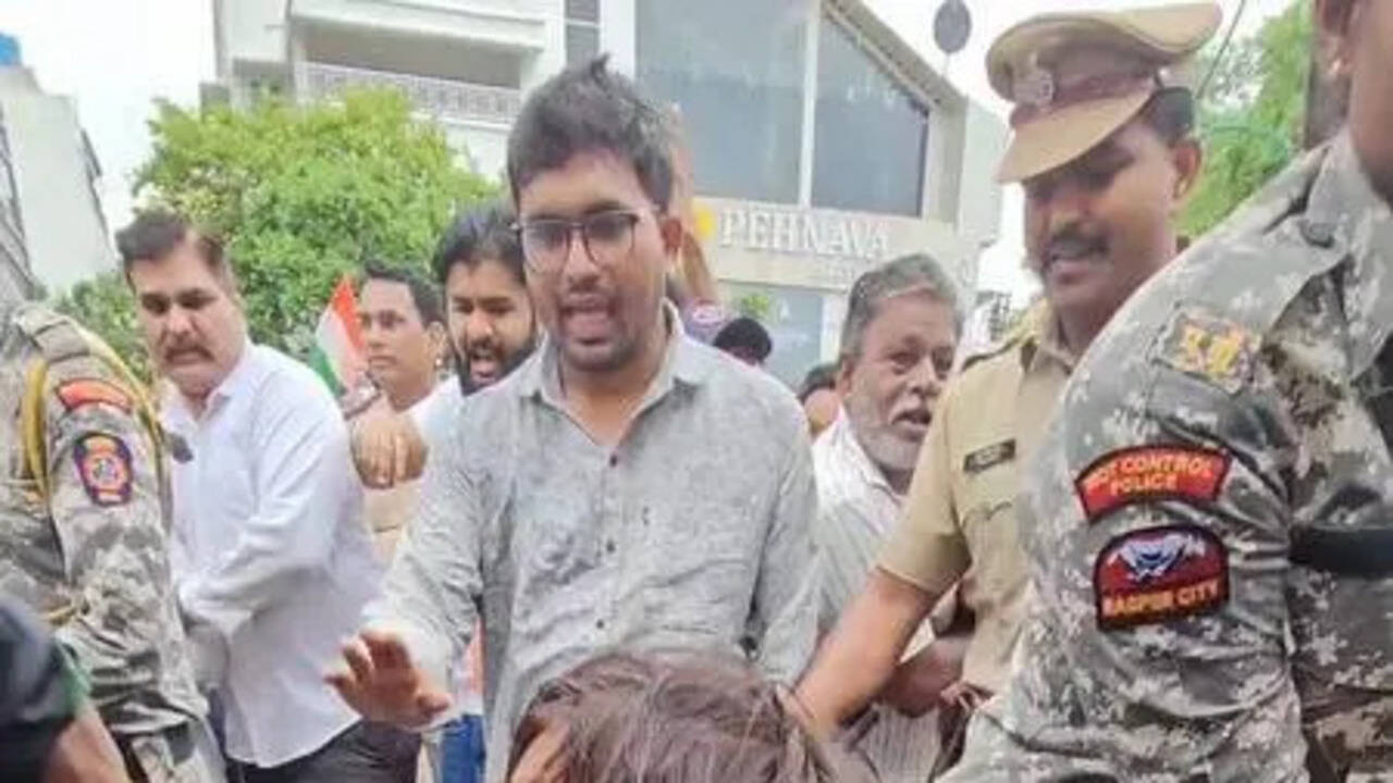Cong protesters detained by police at Raj Bhavan | Nagpur News