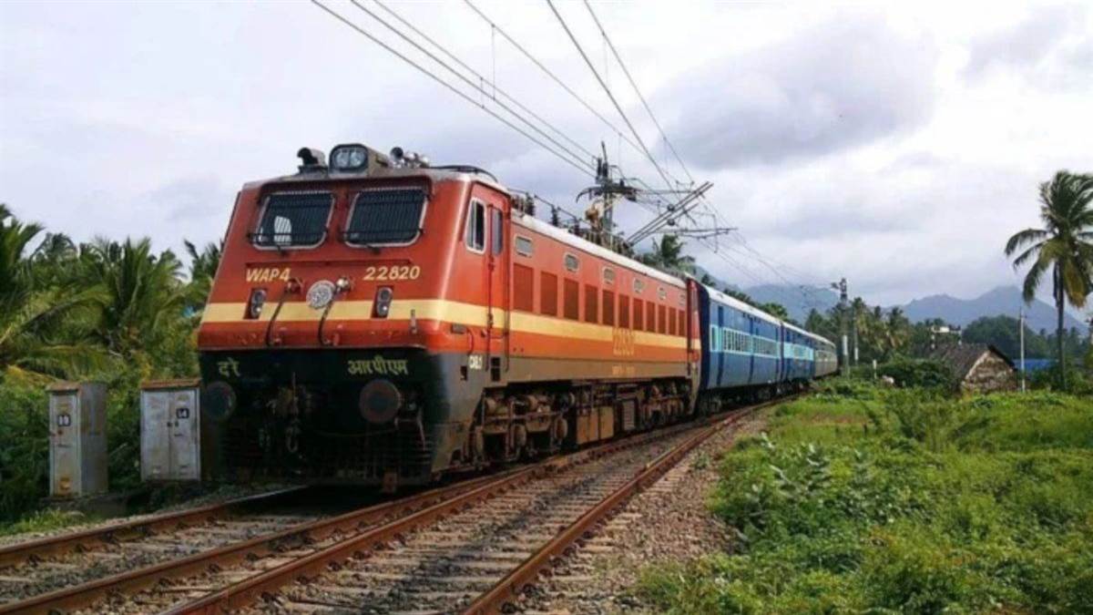 मुंबई में भारी वर्षा के कारण इंदौर-अवंतिका एक्सप्रेस हुई देरी से रवाना, खड़की (पुणे)-इंदौर स्पेशल परिवर्तित रूप से हुई रवाना