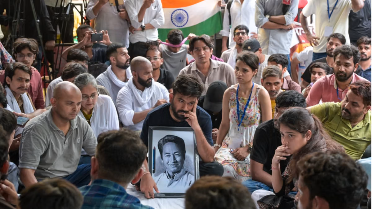 Hundreds rally behind Dipke after Wangchuk removal