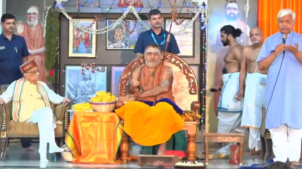 On stage with BJP’s Joshi & VHP chief, Kanchi pontiff urges Punjab industrialists to aid temple building