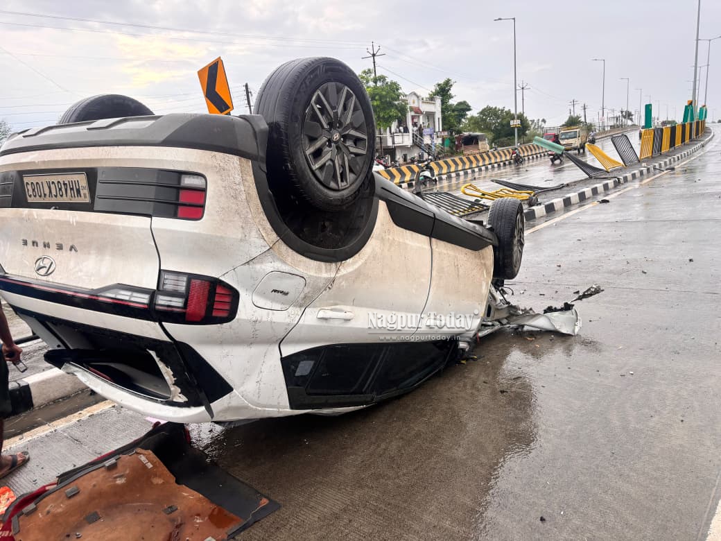 धापेवाडा येथे भरधाव कार पलटली; मोठा अपघात टळला, सर्व प्रवासी बचावले