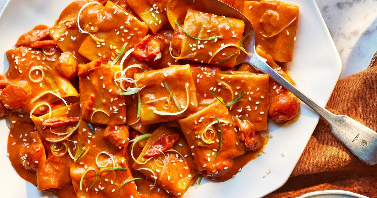 Creamy gochujang tomato pasta