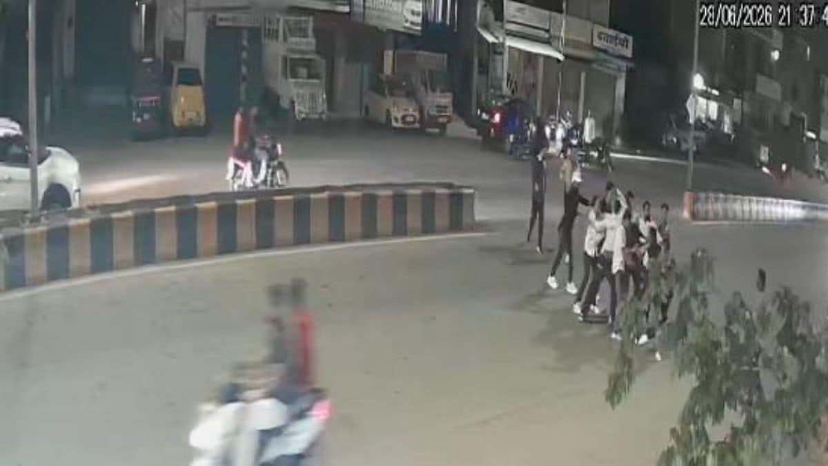 VIDEO | Nagpur cop beaten on road by bike-borne gang in road rage incident; 14 held