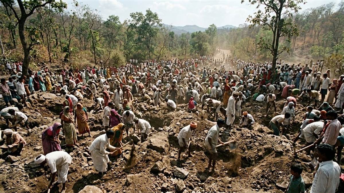 जंगल में कीमती पत्थर की अफवाह पर खोदने पहुंच गए हजारों ग्रामीण