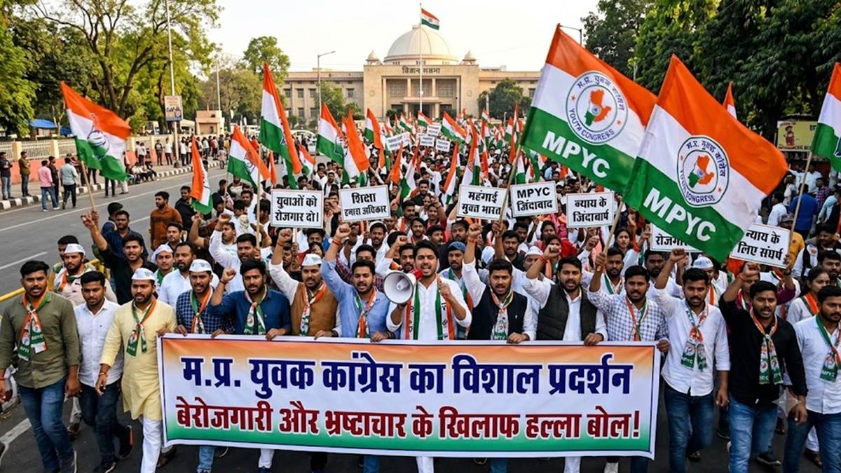 एमपी के नीमच में प्रधानमंत्री और मुख्यमंत्री के पोस्टर पर युवक कांग्रेस ने लगाए आपत्तिजनक स्टिकर, भाजपा ने केस दर्ज कराया