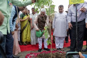 01.08.2026: Governor and Union Minister Gadkari launches a tree plantation drive by planting a sapling at Rashtrasant Tukadoji Maharaj Nagpur University | Lok Bhavan Maharashtra