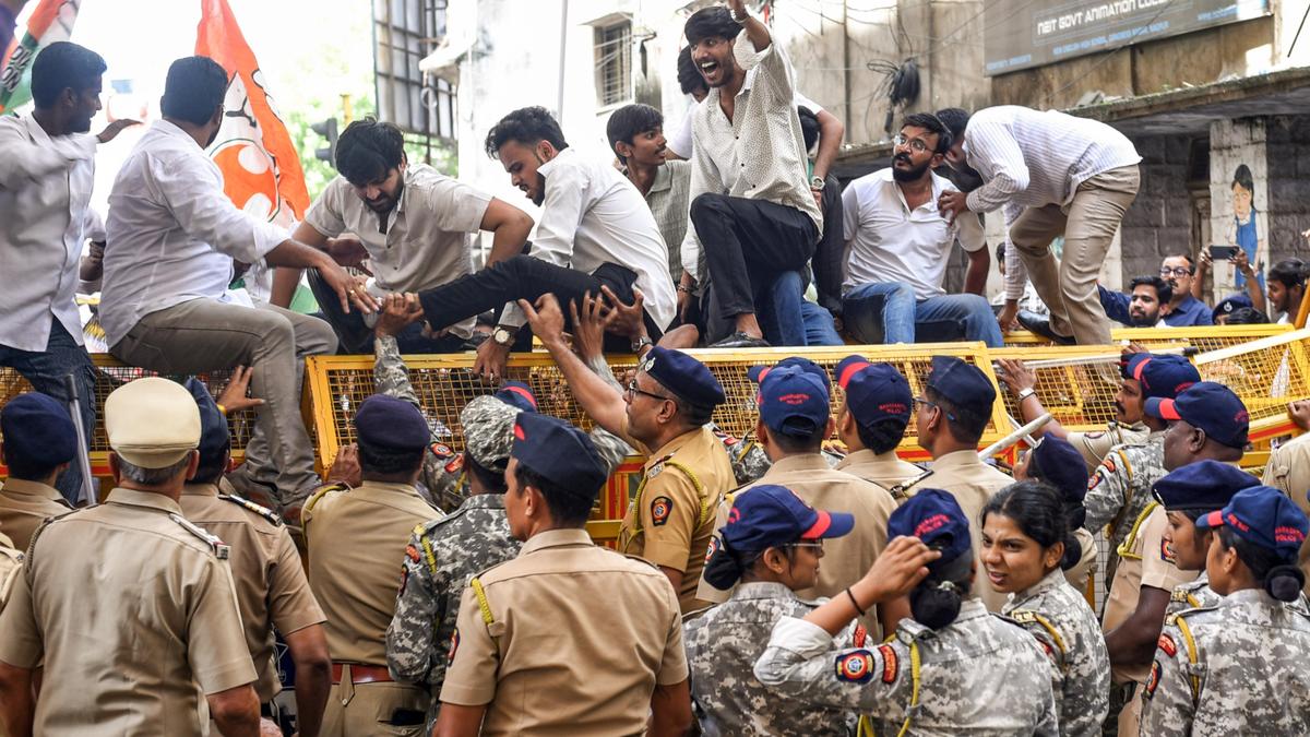 Youth Congress workers protest outside Gadkari’s house in Nagpur, several detained