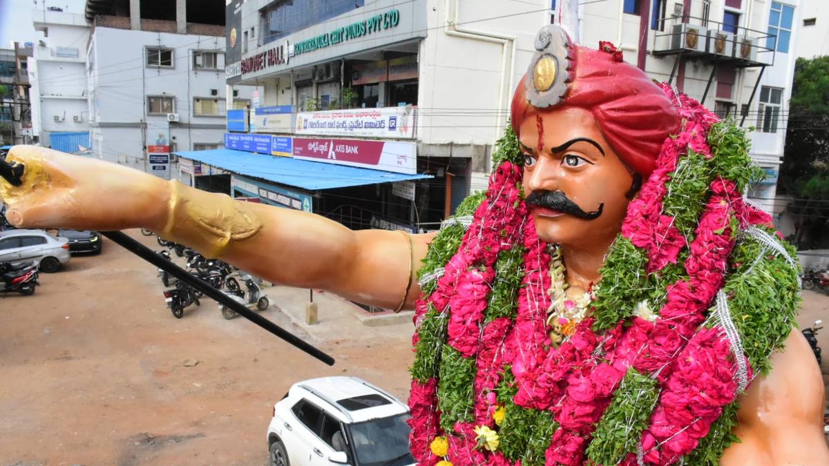 Who is Sarvai Papanna or Papadu?