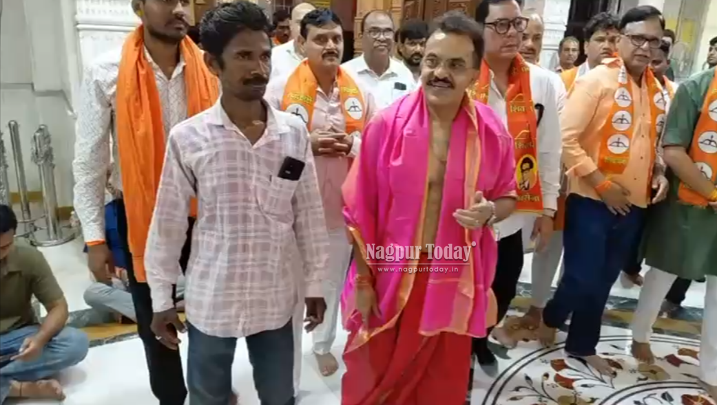 Sanjay Nirupam visits Nagpur, offers prayers at Tekdi Ganesh Temple